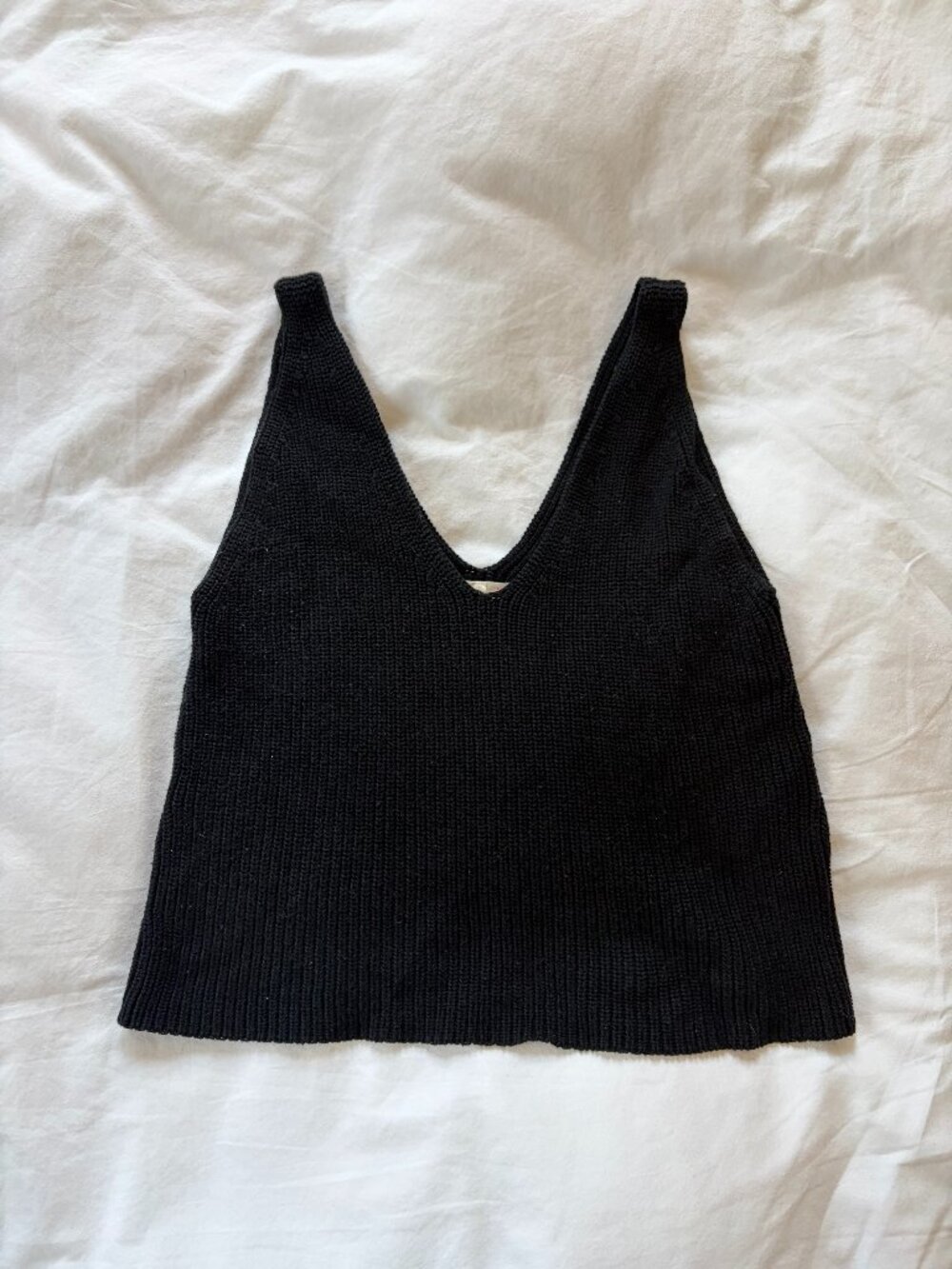 LE LIS Black Knit V Neck Sleeveless Tank Top - Size Large